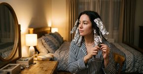 Os especialistas recomendam colocar papel alumínio no cabelo antes de dormir: por que eles sugerem isso e para que serve