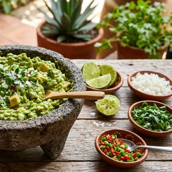 Featured mobile: Os chefs mexicanos concordam: “O guacamole mais saboroso não é feito com abacate gelado; é preciso usar a fruta no ponto certo de amadurecimento.”