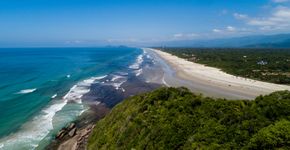 Praia dividida entre rio e mar parece cenário de verão perfeito e fica em São Paulo