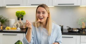 Mais proteína ajuda na menopausa? Entenda o que os estudos mostram