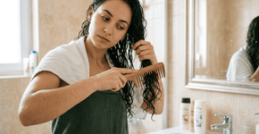 O truque do pente largo que reduz a quebra do cabelo molhado sem usar produtos caros