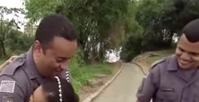 Policiais dão presente e festinha para menina que chorava na rua no dia de seu aniversário