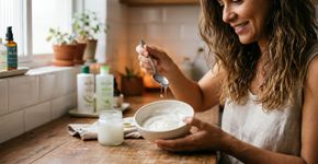 Esta hidratação caseira com 2 ingredientes é uma saída simples para quando o cabelo fica áspero, armado e sem brilho