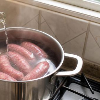 Featured mobile: Por que um pouco de vinagre comum na água do cozimento realmente impede que as linguiças estourem facilmente
