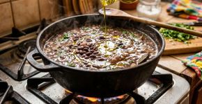 Os espanhóis concordam: “Para deixar o feijão mais cremoso e saboroso, o segredo é adicionar um fio de azeite durante o cozimento.”