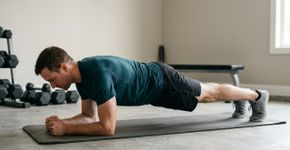 Fazer apenas abdominal não é o mesmo que fortalecer o centro do corpo: prancha, carga e estabilidade exigem funções diferentes