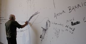 Artur Barrio, único artista na Bienal de Veneza
