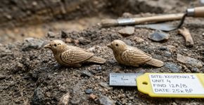 Arqueólogos encontraram duas aves menores que uma unha esculpidas em marfim há cerca de 40 mil anos