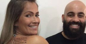 Fani faz tatuagem enorme nas costas com texto escrito por ela