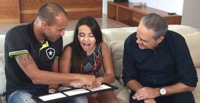 Deficiente visual, filha de Roger sente gol do pai em alto relevo