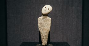 Figura de mármore feita há 5.000 anos intriga por representar uma mulher da Idade da Pedra olhando para o céu