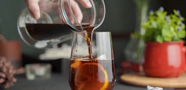 Faça esse café gelado com limão para tomar em manhãs quentes