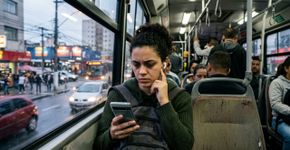 O que significa ouvir áudios no 2x, segundo a psicologia
