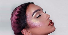 Iluminar a pele com glitter é a tendência para as festas