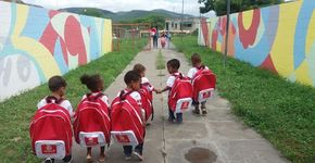 Com mochilas enormes, crianças impressionam com tanta fofura