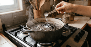 Por que adicionar uma pitada de bicarbonato na água do cozimento do feijão reduz o tempo de preparo pela metade