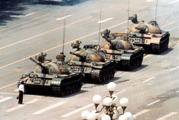 No dia 5 de junho de 1989, manifestante entrou para história ao enfrentar tanques de guerra em Pequim 