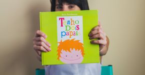 Livro infantil explica como é a vida de um garotinho com dois pais