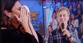 Ivete Sangalo se emociona com homenagem de Luciano Huck