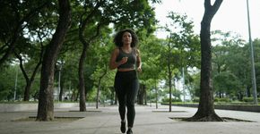 Sair para caminhar em vez de ir para academia ajuda muito, mas só funciona se a caminhada durar pelo menos 30 minutos seguidos, sem interrupções e a uma velocidade de cerca de 5 km/h
