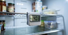 Manter a geladeira fechada durante uma falta de energia ajuda a conservar os alimentos, mas há um limite: autoridades americanas apontam cerca de 4 horas.