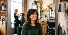O corte shag com camadas está em alta novamente para dar volume e trazer modernidade ao visual