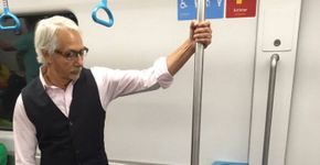 Idoso tem reação surpreendente após pessoa ceder lugar no metrô