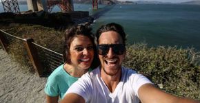 Casal larga tudo para viajar o mundo e acaba lavando banheiros
