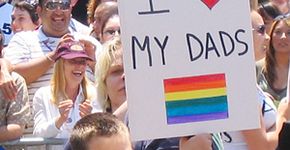 Casal gay conquista direito a licença trabalho depois de adotar quatro crianças
