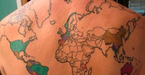 Turista tatua mapa-mundi nas costas e pinta países que já visitou