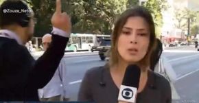 Homem mostra o dedo do meio durante reportagem ao vivo na Globo