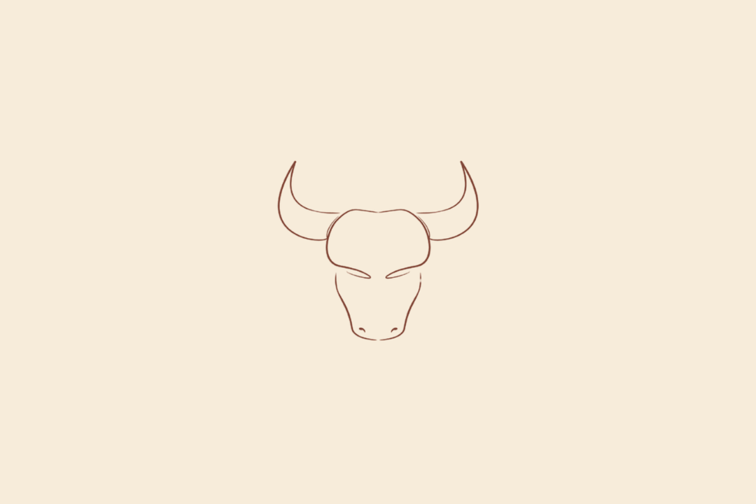 Ilustração minimalista de uma cabeça de touro vista de frente, com chifres curvados para cima, em marrom, representando o signo de Touro sobre fundo bege.