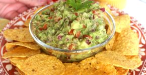 Guacamole cremoso e fácil: receita leva abacate, limão e temperos
