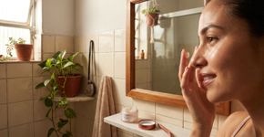 Como suavizar as linhas de expressão ao redor dos olhos e restaurar a luminosidade da pele naturalmente em casa