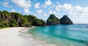 Picos vulcânicos a cerca de 340 km da costa, piscinas naturais e uma baía frequentada por golfinhos: o arquipélago brasileiro cujas águas também servem de área de reprodução e alimentação para tartarugas, tubarões e aves marinhas