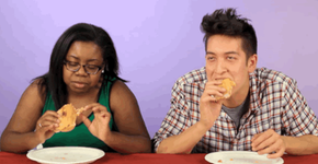 Jovens experimentam junk food de vários países do mundo