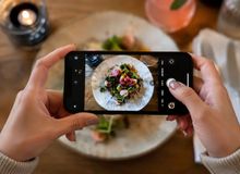 Featured side: Redes sociais redefinem a forma de escolher o que comer