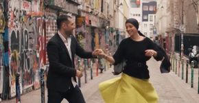 Dançando forró em de Paris para comemorar a luta contra o câncer