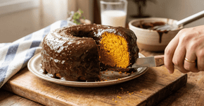 Receita de bolo de cenoura com calda de chocolate usando a técnica de emulsão perfeita: úmido por dentro e com casca levemente firme por fora, simplesmente memorável