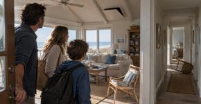 Família começa a desconfiar que alguém entra na casa de praia quando ela fica vazia, encontra cadeiras mudadas de lugar e descobre que o verdadeiro visitante chegava pelo telhado