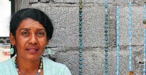 Artesões das Ilhas Galápagos transformam lixo em arte