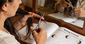 Esta simpatia de cortar cabelo na Lua Crescente promete fios gigantes em tempo recorde