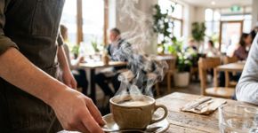 Tomar café logo depois do almoço pode atrapalhar mais do que parece: o motivo está na forma como o corpo absorve o ferro dos alimentos