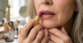 Como usar delineador labial para rejuvenescer o rosto após os 40 anos