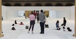 Museu inaugura piscina de bolinhas gigante para adultos