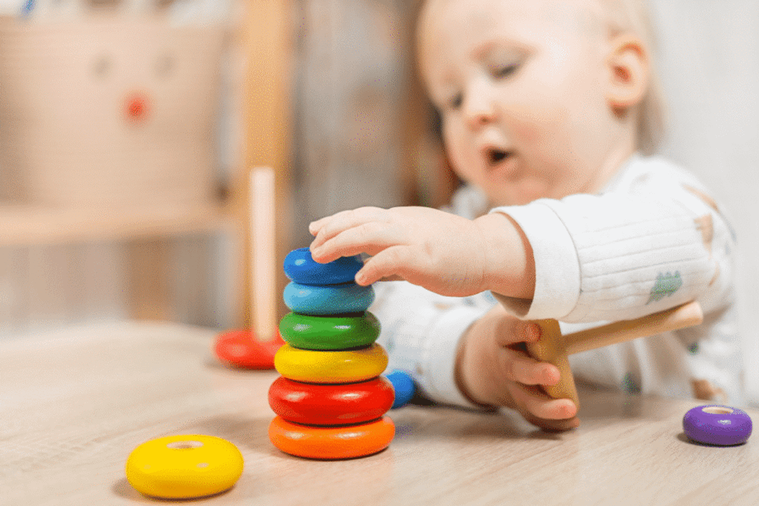Brinquedos de formas diferentes podem facilitar a exploração pelo tato (Imagem: Natalya_Maisheva | Shutterstock)