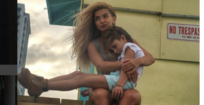 Conheça a história da menina que tem o coração fora do peito