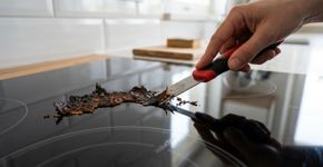 Como limpar a chapa do fogão de vitrocerâmica com resíduo queimado sem danificá-la
