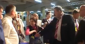 [Vídeo] Mulher esguicha leite materno para conseguir atenção em longa reunião