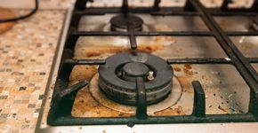 O segredo caseiro para deixar fornos e assadeiras como se fossem novos